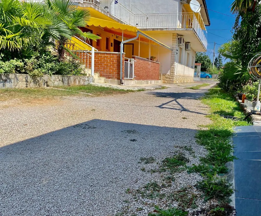 Free Parking, Wifi, Aircool, Terrace, Living & Bedroom Laurana Appartamento