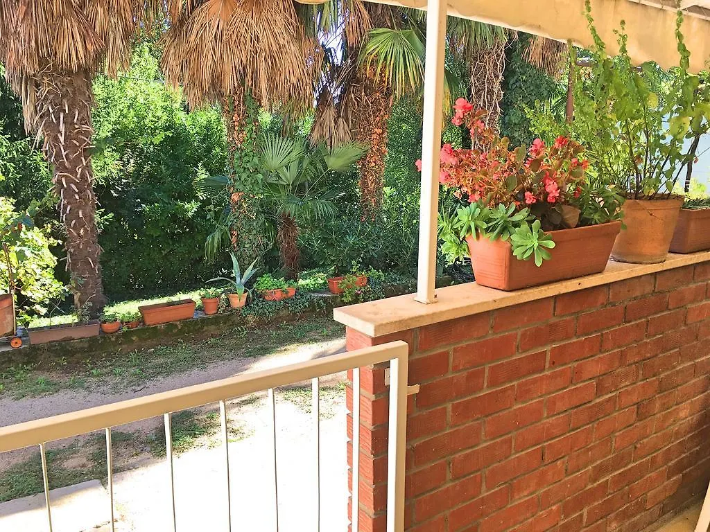 Free Parking, Wifi, Aircool, Terrace, Living & Bedroom Laurana