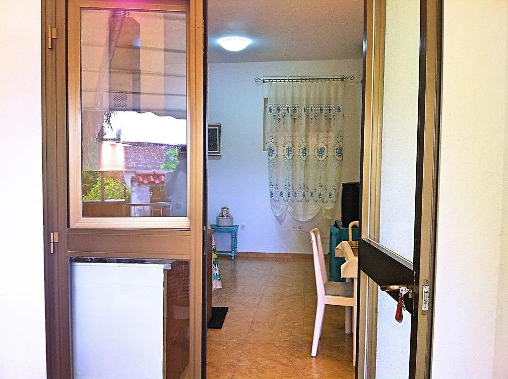 Free Parking, Wifi, Aircool, Terrace, Living & Bedroom Laurana