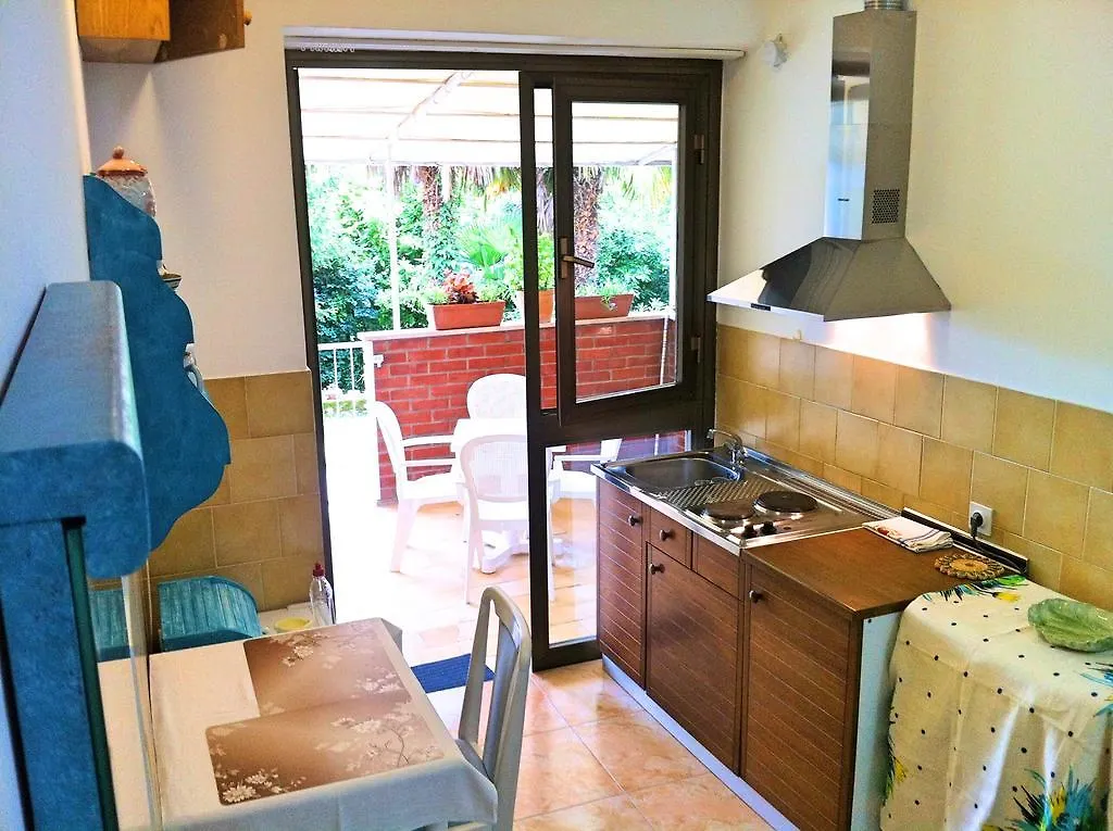 Free Parking, Wifi, Aircool, Terrace, Living & Bedroom Laurana Appartamento
